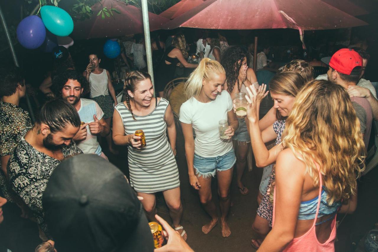 Surf & Party - Hostel Somewhere Else Canggu Kültér fotó
