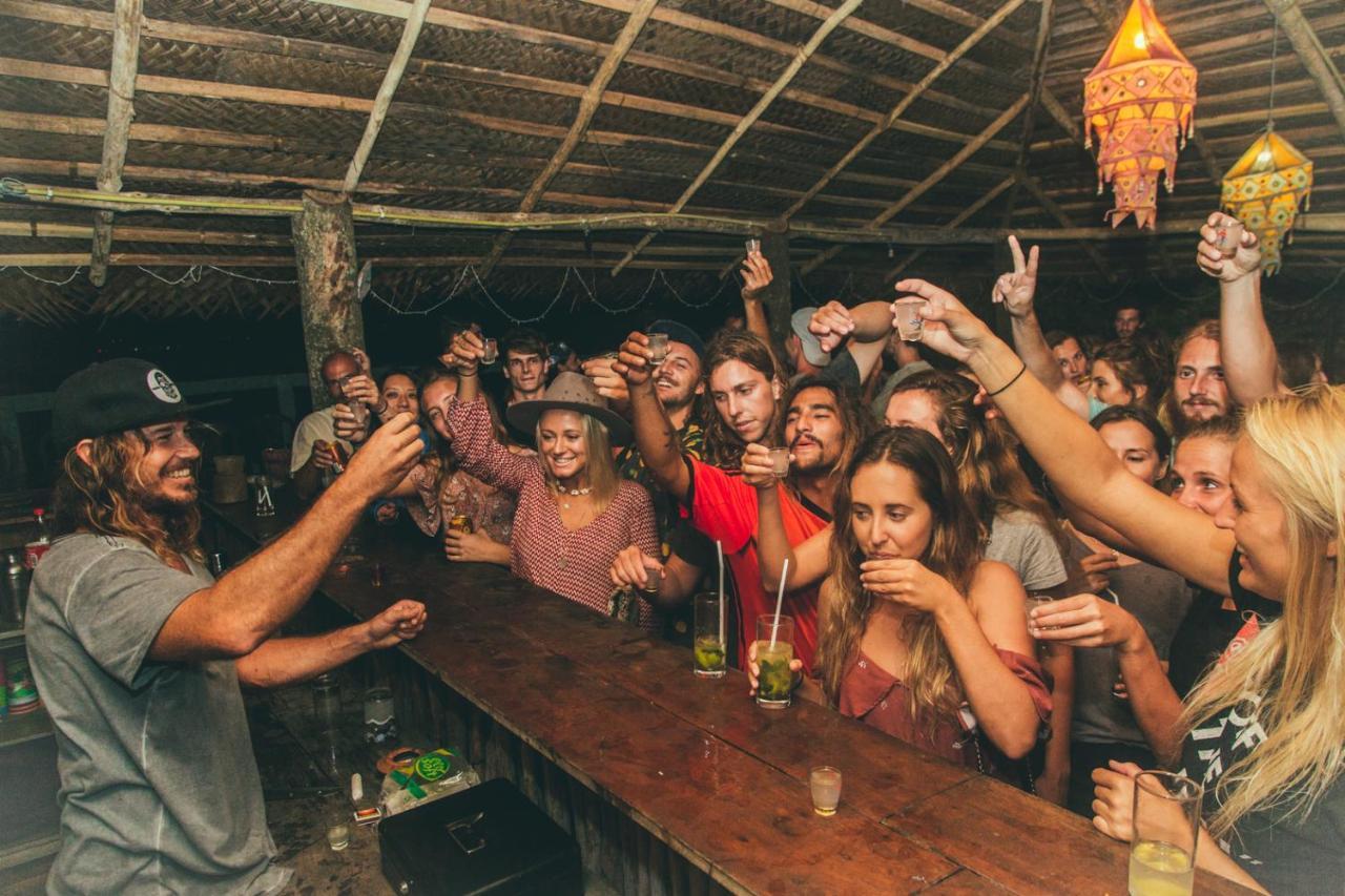 Surf & Party - Hostel Somewhere Else Canggu Kültér fotó