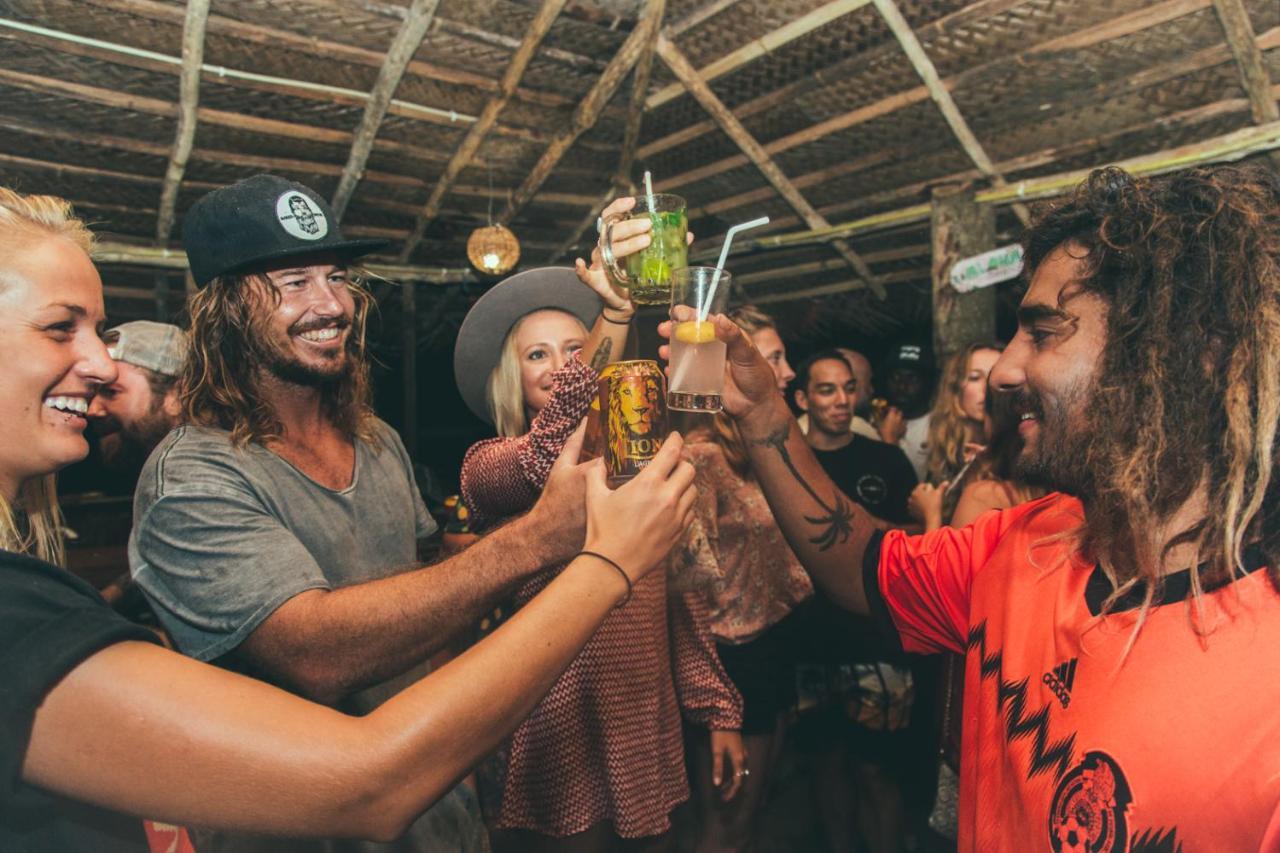 Surf & Party - Hostel Somewhere Else Canggu Kültér fotó